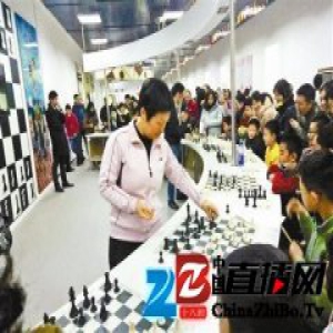 谢军夫妇联手庙会车轮战：来庙会下棋也是一种享受