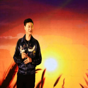 范冰冰爸爸演出旧照曝光 这颜值哪像66岁！