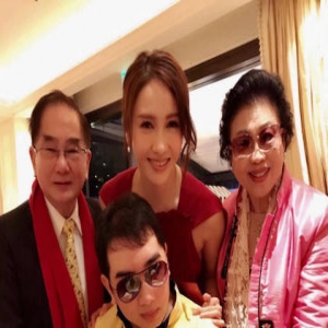 黎姿晒全家福 网友赞女神比烟花还美