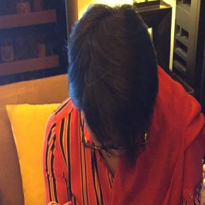 毛阿敏过年缝拖鞋 网友夸上海女人持家