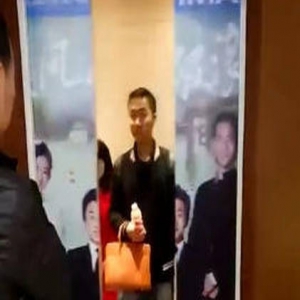 邓超海报被“撕裂” 孙俪：我就静静地看着你