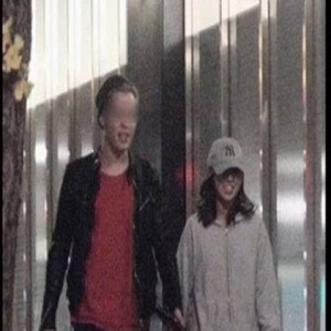 女偶像带陪酒男回香闺 男粉崩溃：被背叛