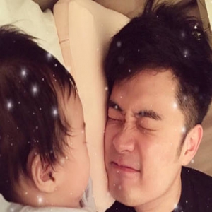 陈赫晒与女儿合影 挤眉弄眼逗着小公主(图)