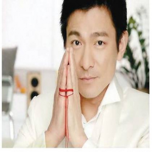 刘德华受伤半月仍在医院 体贴记者送金桔