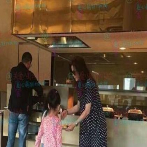 怀二胎？赵薇携家人旅游衣着宽松小腹凸起