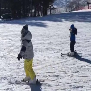 继承了父亲！邓超晒一双儿女首次滑雪视频