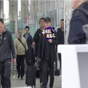 53岁李连杰一身黑现身机场 零排场低调无人识