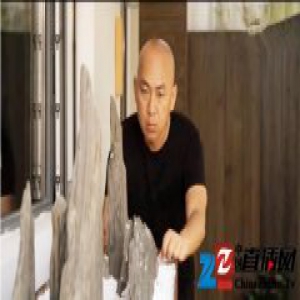 一家4口逃离城市爆改18间破房 看完膝盖已跪