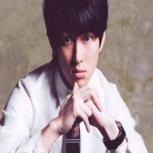 关8成员表演时母亲过世 弟弟曾受打击失忆