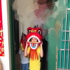 好可爱的两小只！沙溢晒爱子舞狮子照片(图)