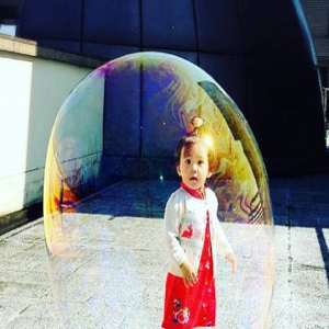 修杰楷吹泡泡逗女儿玩 咘咘穿旗袍超萌(图)