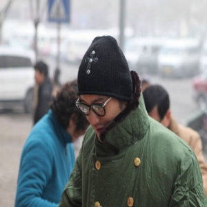 军大衣男神再出街！黄晓明吃烤馒头屯范儿十足