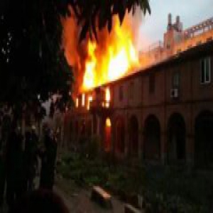 福建莆田居民区突发大火 标志性古建筑被烧大半