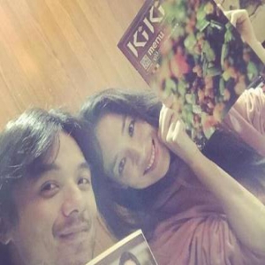 婚后首晒同框照！舒淇头靠冯德伦露甜笑(图)