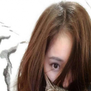 虽然它又胖又难看又咬人，但是杨幂还是爱抱着