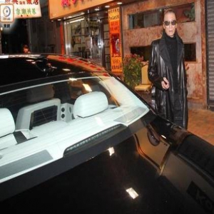 谢贤出行获私家车接送 司机不开车门当场黑脸