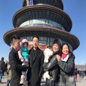 汪小菲带儿女游天坛 张兰与大S妈妈亲密似姐妹