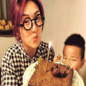 黄伟文深夜曝料 杨千嬅曾为郑中基哭崩？