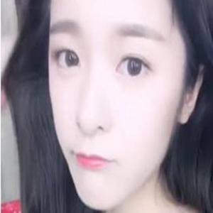 徐娇嘟嘴撩发清纯可人 皮肤白皙似婴孩