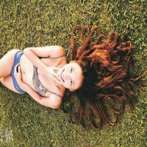 应采儿秀性感泳照 陈小春不示弱晒湿身照