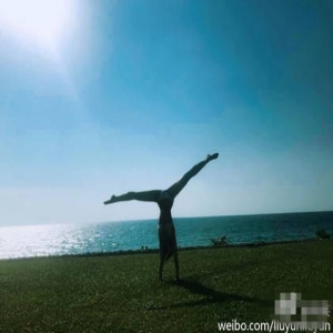 厉害了！刘芸穿比基尼倒立劈叉身材曼妙