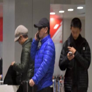 蒋雯丽一家三口罕见同框 儿子大长腿抢镜