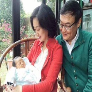 《滚滚红尘》导演65岁再当爹！小32岁娇妻产一女