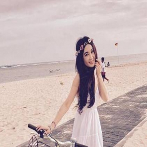 冻龄魔女！51岁温碧霞海滩秀香肩美腿：假期不要走！