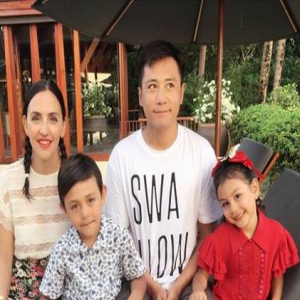 刘烨陪媳妇回娘家过年 一起逛菜市场真是好男人