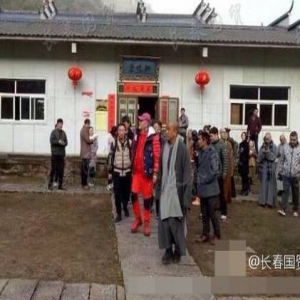 本命年！60岁的赵本山穿一身红赴九华山祈福