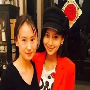 黄晓明聚会照曝光 海绵夫妇其乐融融