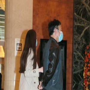 吴佩慈怀第三胎？携男友纪晓波赴医院