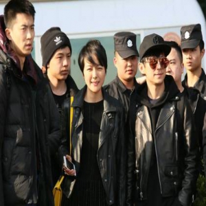 何炅汪涵夫妇罕见同框 被大家围观有点无奈