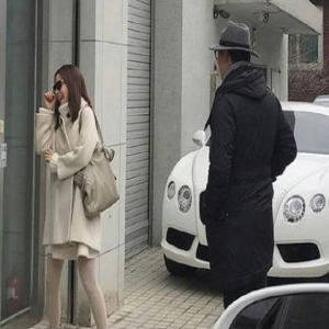 新婚金泰希Rain逛家具店 难掩幸福笑容甜