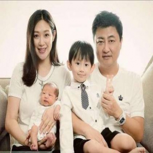 Baby产后晒合照抢镜 神秘美女身份曝光