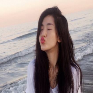 谢娜散发嘟嘴卖萌 网友罕见赞其美炸了