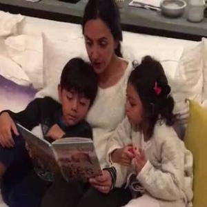 诺一霓娜安静看书 刘烨唱歌遭儿女嫌弃