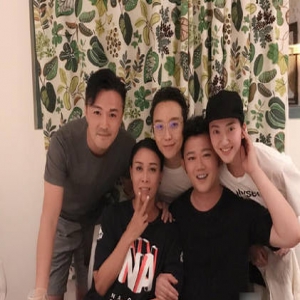 那英演唱会后老友齐聚 景甜李玉刚等人现身