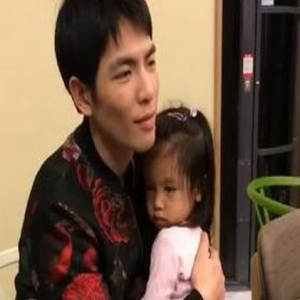 萧敬腾抱林熙蕾女儿 网友：未来的女儿奴！