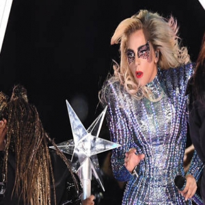 美国春晚超级碗 LadyGaga中场秀从天而降