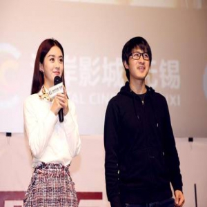 赵丽颖路演成证婚人 被粉丝表白感动落泪