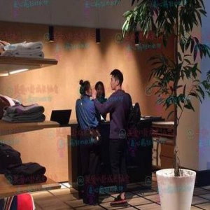 赵又廷与高圆圆同游东京 帮理头发满眼都是爱