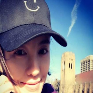 吕佳容现身西雅图 自黑脸大走四方