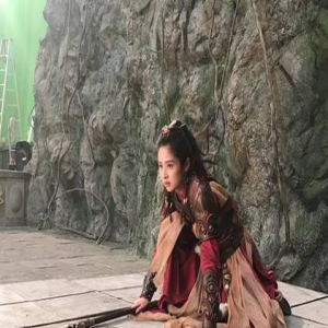 颖儿剧组过新年 网友心疼：好森苦！