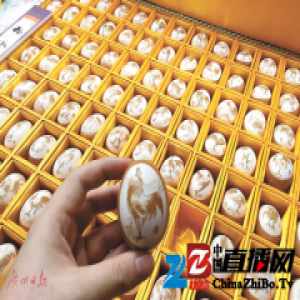 花甲老伯在百只蛋壳上雕刻出百鸡贺岁