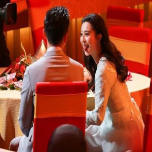 范冰冰台下摸李晨大腿 当着范爸爸的面秀恩爱