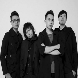 昆凌哥哥入行当乐队贝斯手 兄妹俩颜值大不同