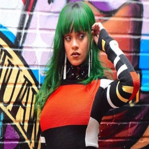 蕾哈娜绿发红唇 新造型难以驾驭