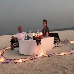 张卫健夫妇无人岛度假 沙滩上共享烛光晚餐