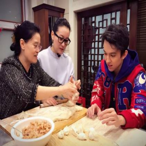 迪玛希到谭晶家包饺子 称这是中国的第二个家
